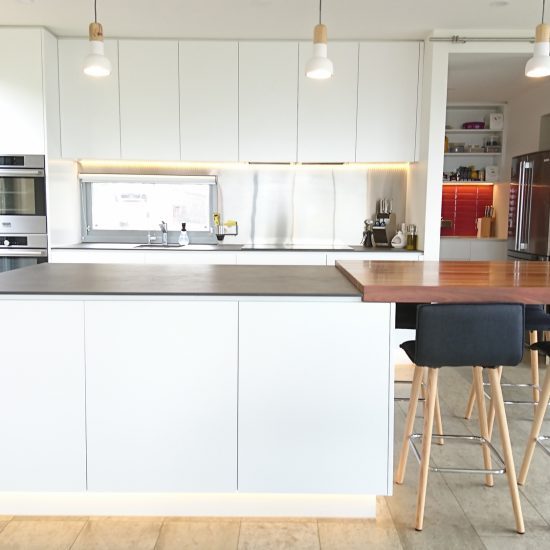 Kitchen design, contemporary kitchen, slimline benchtops, sintered stone benchtops, timber benchtop, undercabinet lighting, stainless steel splashback